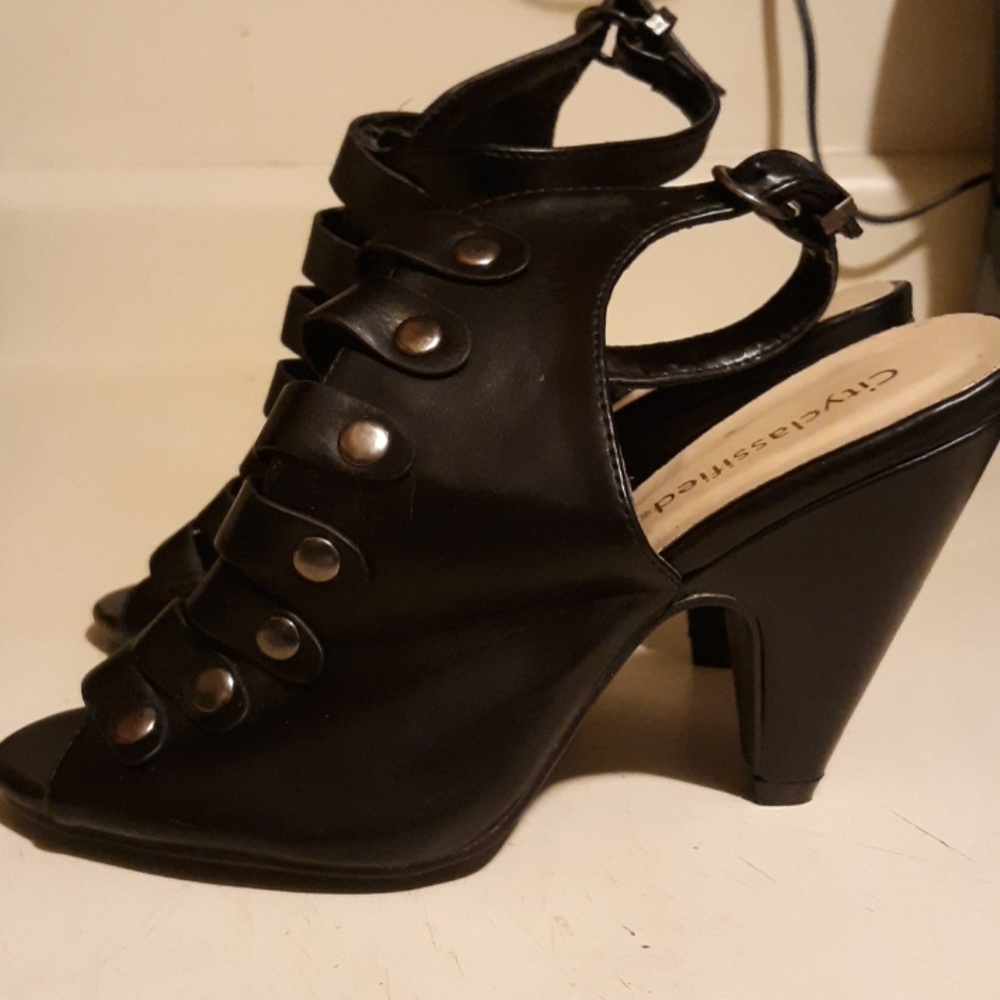 Only worn once just been sitting in the closet.
